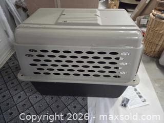 MaxSold Auction: Petmate Kennel 32-Inch 30-50-Pound - Vaughan (Ontario, Canada) SELLER MANAGED Commercial Liquidation Online Auction - Nashville Road