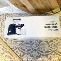MaxSold Auction: Sifene Dual-Mouth Compact Slow Juicer – New in Box - Delta (British Columbia, Canada) SELLER MANAGED Downsizing Online Auction -  Garrett Drive