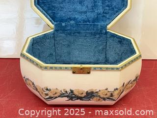 MaxSold Auction: Vintage Hard Shell Floral Hand Bag - Toronto (Ontario, Canada) PARTNER MANAGED Estate Sale Online Auction - Esander Drive (STORAGE)