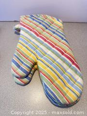 MaxSold Auction: 2 Sets Of Alkaso Pot Holders And Oven Mitts - Norfolk (Ontario, Canada) SELLER MANAGED Commercial Liquidation Online Auction - Robinson Street