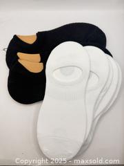 MaxSold Auction: 5 Pairs Of Women’s Non Slip No Show Socks Black & White  - Norfolk (Ontario, Canada) SELLER MANAGED Commercial Liquidation Online Auction - Robinson Street