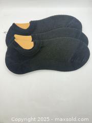 MaxSold Auction: 5 Pairs Of Women’s Non Slip No Show Socks Black & White  - Norfolk (Ontario, Canada) SELLER MANAGED Commercial Liquidation Online Auction - Robinson Street