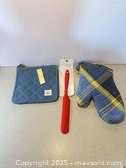 MaxSold Auction: Oven Mitts, Set of 2 Alkaso Pot Holders And Mainstays Silicone Icing Spreader - Norfolk (Ontario, Canada) SELLER MANAGED Commercial Liquidation Online Auction - Robinson Street
