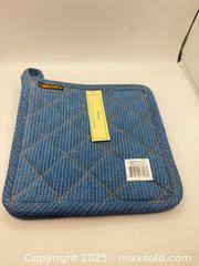 MaxSold Auction: Oven Mitts, Set of 2 Alkaso Pot Holders And Mainstays Silicone Icing Spreader - Norfolk (Ontario, Canada) SELLER MANAGED Commercial Liquidation Online Auction - Robinson Street