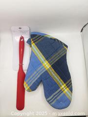 MaxSold Auction: Oven Mitts, Set of 2 Alkaso Pot Holders And Mainstays Silicone Icing Spreader - Norfolk (Ontario, Canada) SELLER MANAGED Commercial Liquidation Online Auction - Robinson Street