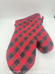 MaxSold Auction: Set of 3 Christmas Tea Towels And Plaid Oven Mitts 4 Pieces  - Norfolk (Ontario, Canada) SELLER MANAGED Commercial Liquidation Online Auction - Robinson Street