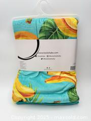 MaxSold Auction: TwistShake Velvet Blanket 75x100cm Banana  - Norfolk (Ontario, Canada) SELLER MANAGED Commercial Liquidation Online Auction - Robinson Street