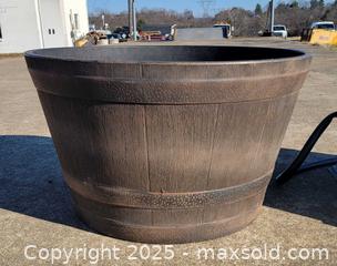 MaxSold Auction: Suncast 165ft Hideaway Hose Reel &#38; Large Plastic Planter - East Cocalico Township (Pennsylvania, USA) SELLER MANAGED Downsizing Online Auction - Stevens Road