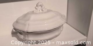 MaxSold Auction: White Glazed Ceramic Soup Tureen with Lid & Ladle - Kingston (Ontario, Canada) SELLER MANAGED Downsizing Online Auction -  Sydenham Street