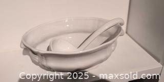 MaxSold Auction: White Glazed Ceramic Soup Tureen with Lid & Ladle - Kingston (Ontario, Canada) SELLER MANAGED Downsizing Online Auction -  Sydenham Street