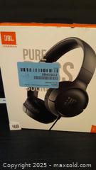 MaxSold Auction: JBL Tune500 wired headphones - Oakville (Ontario, Canada) SELLER MANAGED Charity/Fundraising Online Auction - Wakehurst Crescent
