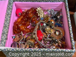 MaxSold Auction: Vintage Estate Jewelry Boxes - Hamilton (Ontario, Canada) SELLER MANAGED Estate Sale Online Auction - Gertrude Street