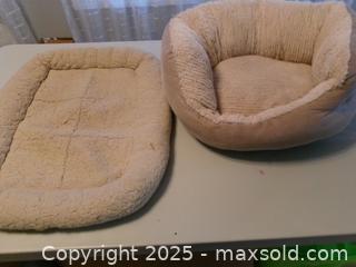MaxSold Auction: Lot of 3 Dog beds - Covington (Georgia, USA) SELLER MANAGED Downsizing Online Auction - Queensland Lane