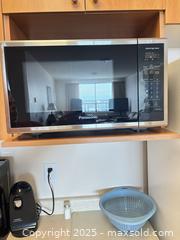 MaxSold Auction: Panasonic 1000watt microwave - Kingston (Ontario, Canada) SELLER MANAGED Estate Sale Online Auction -  Norwest Road