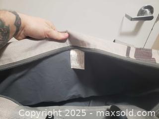 MaxSold Auction: Duffle bag - Ottawa (Ontario, Canada) SHORT NOTICE SELLER MANAGED Downsizing Online Auction - Van Lang Private (CONDO)