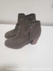 MaxSold Auction: Women shoes - Ottawa (Ontario, Canada) SHORT NOTICE SELLER MANAGED Downsizing Online Auction - Van Lang Private (CONDO)