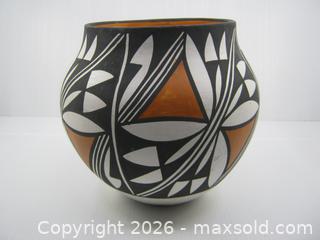 MaxSold Auction: Old Acoma N.M. Pueblo Indigenous American Pottery Olla Vase Signed Antonio - Esquimalt (British Columbia, Canada) SELLER MANAGED Downsizing Online Auction - Yarrow Place