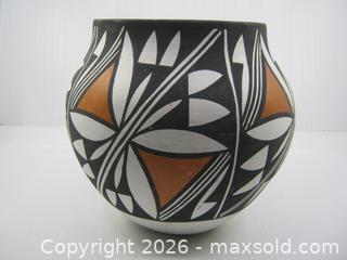 MaxSold Auction: Old Acoma N.M. Pueblo Indigenous American Pottery Olla Vase Signed Antonio - Esquimalt (British Columbia, Canada) SELLER MANAGED Downsizing Online Auction - Yarrow Place