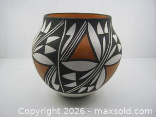 MaxSold Auction: Old Acoma N.M. Pueblo Indigenous American Pottery Olla Vase Signed Antonio - Esquimalt (British Columbia, Canada) SELLER MANAGED Downsizing Online Auction - Yarrow Place