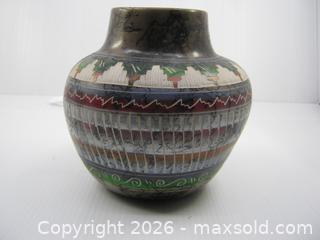 MaxSold Auction: Old Indigenous American Navajo Horsehair Etched Pottery Vase Signed Yolanda Willie - Esquimalt (British Columbia, Canada) SELLER MANAGED Downsizing Online Auction - Yarrow Place