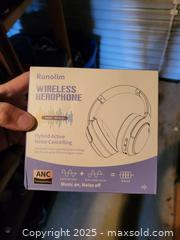MaxSold Auction: Runolim WH301A Wireless Over-Ear Headphones with ANC - Kingston (Ontario, Canada) SELLER MANAGED Downsizing Online Auction - Development Drive (STORAGE)