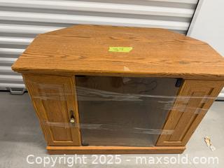 MaxSold Auction: corner TV stand in an oak finish with a glass door and two side cabinet - Toronto (Ontario, Canada) SELLER MANAGED Downsizing Online Auction - Jane Street (STORAGE)