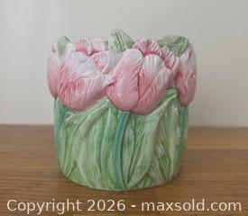MaxSold Auction: Vintage Eaton's Spring 3D Pink Green Tulip Ceramic Planter - London (Ontario, Canada) SELLER MANAGED Downsizing Online Auction - Centre Street (CONDO)