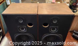 MaxSold Auction: 2x Vintage REALISTIC Speaker Optimus 25 - Toronto (Ontario, Canada) PARTNER MANAGED Reseller Online Auction - Queen Street West
