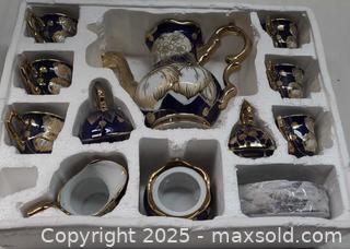 MaxSold Auction: Cobalt Blue Porcelain Tea/Coffee Service Set with Gold Gilt - Toronto (Ontario, Canada) PARTNER MANAGED Reseller Online Auction - Queen Street West