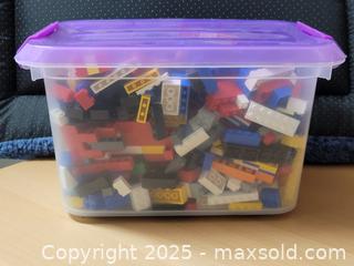MaxSold Auction: Box of LEGO pieces Mixed - Toronto (Ontario, Canada) SELLER MANAGED Downsizing Online Auction - McAdam Avenue