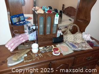 MaxSold Auction: Lady's Lot - London (Ontario, Canada) PARTNER MANAGED Estate Sale Online Auction - Alayne Crescent