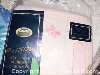 MaxSold Auction: Queen sized white eyelet comforter & more - London (Ontario, Canada) PARTNER MANAGED Estate Sale Online Auction - Alayne Crescent