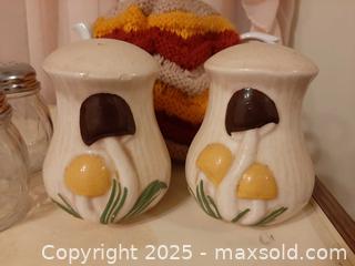 MaxSold Auction: Vintage Arnels Mushroom Shakers & More - London (Ontario, Canada) PARTNER MANAGED Estate Sale Online Auction - Alayne Crescent