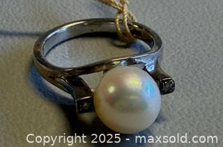 MaxSold Auction: 14K White Gold Pearl Ring - Marked  - Toronto (Ontario, Canada) PARTNER MANAGED Reseller Online Auction - Queen Street West