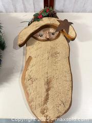 MaxSold Auction: Christmas Wreath with Wooden Santa/Ornamental Plaque - Warwick (Rhode Island, USA) SELLER MANAGED Reseller Online Auction - Warwick Avenue