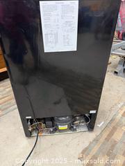 MaxSold Auction: GE Beverage/Wine Cooler Refrigerator with Tinted Glass Door - Warwick (Rhode Island, USA) SELLER MANAGED Reseller Online Auction - Warwick Avenue