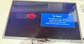 MaxSold Auction: Insignia 32-inch LED LCD TV NS-32D310NA21 - Warwick (Rhode Island, USA) SELLER MANAGED Reseller Online Auction - Warwick Avenue