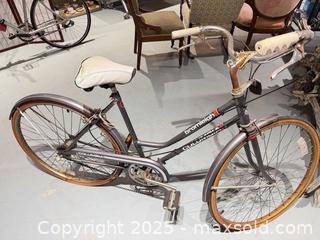 MaxSold Auction: Lot of 2 Bicycles: Bianchi Avenue and Columbia/Bromleigh - Warwick (Rhode Island, USA) SELLER MANAGED Reseller Online Auction - Warwick Avenue