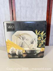 MaxSold Auction: Mikasa Gold Brocade F3029/004 5-Piece Porcelain Serving Set - Warwick (Rhode Island, USA) SELLER MANAGED Reseller Online Auction - Warwick Avenue