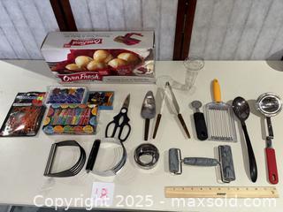 MaxSold Auction: Mixed Lot of 17 Kitchen Utensils & Baking Accessories - Warwick (Rhode Island, USA) SELLER MANAGED Reseller Online Auction - Warwick Avenue