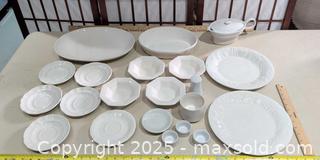 MaxSold Auction: Mixed White Ceramic/Porcelain Dinnerware Set, 22 Pieces - Warwick (Rhode Island, USA) SELLER MANAGED Reseller Online Auction - Warwick Avenue