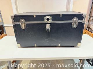 MaxSold Auction: Seward Trunk Road Case, Black, 30.75 x 16 x 16.75 in - Warwick (Rhode Island, USA) SELLER MANAGED Reseller Online Auction - Warwick Avenue