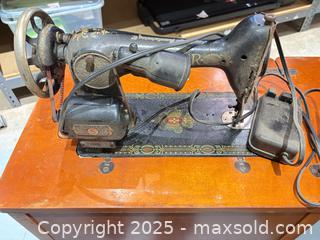 MaxSold Auction: Singer Vintage Table/Cabinet Sewing Machine  - Warwick (Rhode Island, USA) SELLER MANAGED Reseller Online Auction - Warwick Avenue