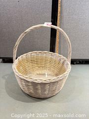 MaxSold Auction: Whitewashed Wicker Round Display Basket with Handle - Warwick (Rhode Island, USA) SELLER MANAGED Reseller Online Auction - Warwick Avenue