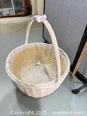 MaxSold Auction: Whitewashed Wicker Round Display Basket with Handle - Warwick (Rhode Island, USA) SELLER MANAGED Reseller Online Auction - Warwick Avenue