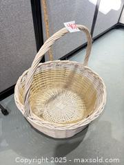 MaxSold Auction: Whitewashed Wicker Round Display Basket with Handle - Warwick (Rhode Island, USA) SELLER MANAGED Reseller Online Auction - Warwick Avenue