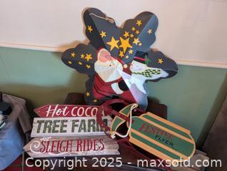 MaxSold Auction: LOT OF 3 NEWISH CHRISTMAS DECOR ITEMS - Loyalist (Ontario, Canada) SELLER MANAGED Downsizing Online Auction - Main Street