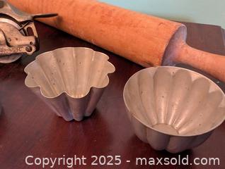MaxSold Auction: VINTAGE LOT OF ANTIQUE KITCHEN ITEMS  - Loyalist (Ontario, Canada) SELLER MANAGED Downsizing Online Auction - Main Street