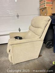 MaxSold Auction: Recliner C - Toronto (Ontario, Canada) Downsizing Online Auction - Eden Valley Drive