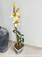 MaxSold Auction: Vase and Faux Flowers B - Toronto (Ontario, Canada) Downsizing Online Auction - Eden Valley Drive